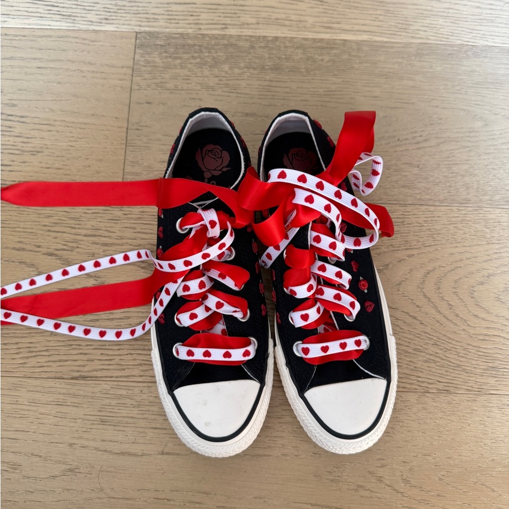 Black Canvas Low-Top converse with roses embroidery